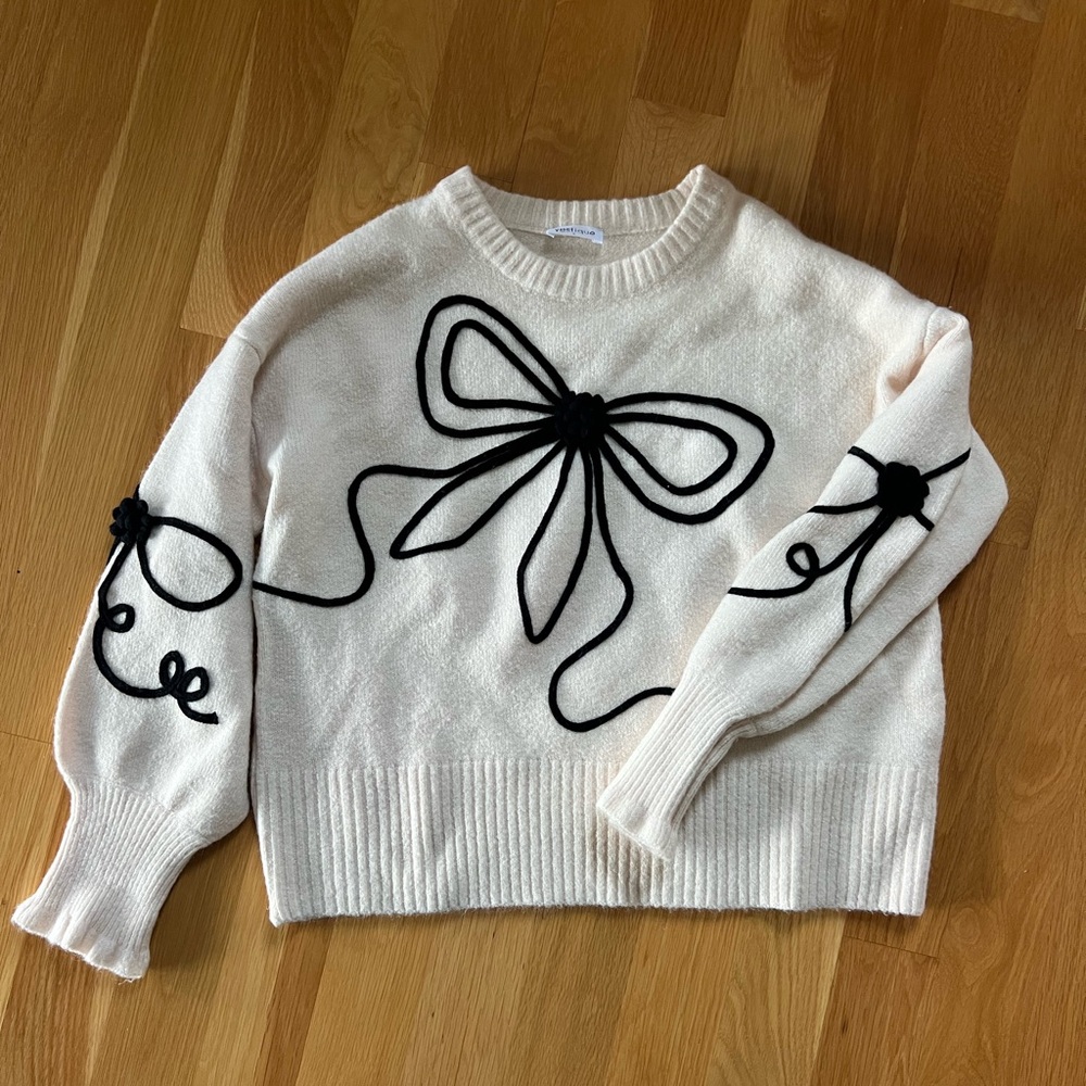 Vestique Cream Sweater with Black Bow Accents